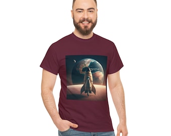 Op de afbeelding: Een maroon t-shirt met een afbeelding van een raket die van een planeet opstijgt. De planeet is de aarde, en de raket bevindt zich voor een rood-oranje hemel.