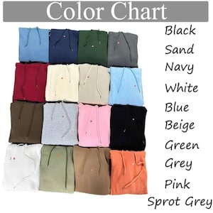 Puede incluir: Una carta de colores muestra una variedad de sudaderas con capucha en varios colores, incluyendo azul, negro, rosa y gris. El texto "Color Chart" est&aacute; en la parte superior. Cada sudadera tiene una capucha con cord&oacute;n y un peque&ntilde;o emblema rojo. Los nombres de los colores est&aacute;n a la derecha.