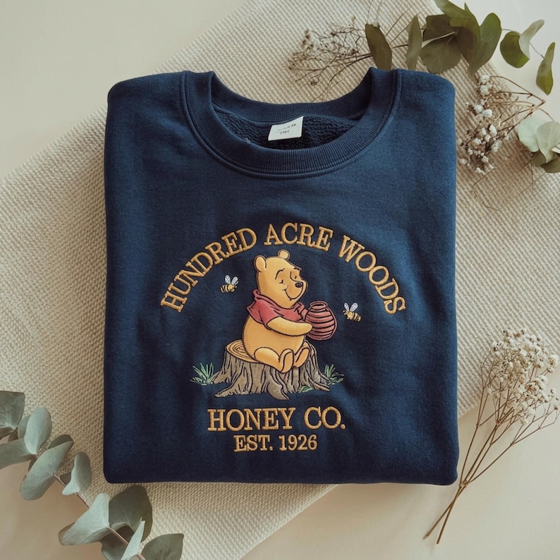 Sudadera bordada de Winnie the Pooh, camiseta de Hundred Acre Woods Honey Co, sudadera con cuello redondo de Disney Bear, sudadera con capucha para viaje a Disneyworld, regalo de Magic Kingdom imagen 1