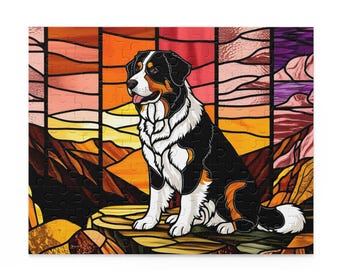 Könnte beinhalten: Ein Puzzle mit einer Illustration eines Berner Sennenhundes. Der Hund ist schwarz, weiß und braun, vor einem Buntglasfenster-Design mit warmen Sonnenuntergangsfarben. Ein lustiges Spiel für Hundeliebhaber.