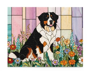 Könnte beinhalten: Ein Puzzle mit einem Berner Sennenhund im Glasmalerei-Stil. Der schwarz-weiß-braune Hund sitzt inmitten bunter Blumen. Der Hintergrund ist ein Mosaik aus Pastellfarben, das eine lebendige und künstlerische Szene schafft.