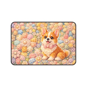 Puede incluir: Alfombrilla de ratón rectangular con un perro corgi de dibujos animados con una pajarita rosa, sobre un fondo de flores coloridas de estilo patchwork. El corgi tiene pelaje naranja y blanco y una expresión feliz.