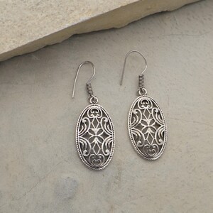 Oval Filigree Drop Earrings – Vintage Style Silver-Tone Dangle Earrings, Handmade Boho Jewelry for Women, Lightweight Festival Accessory