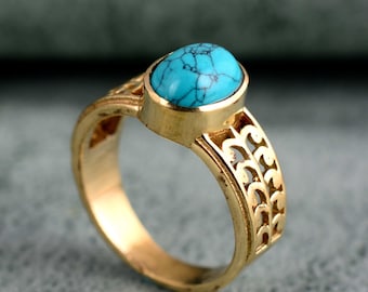 Anillo de turquesa de latón hecho a mano, chapado en oro, con delicada piedra preciosa.