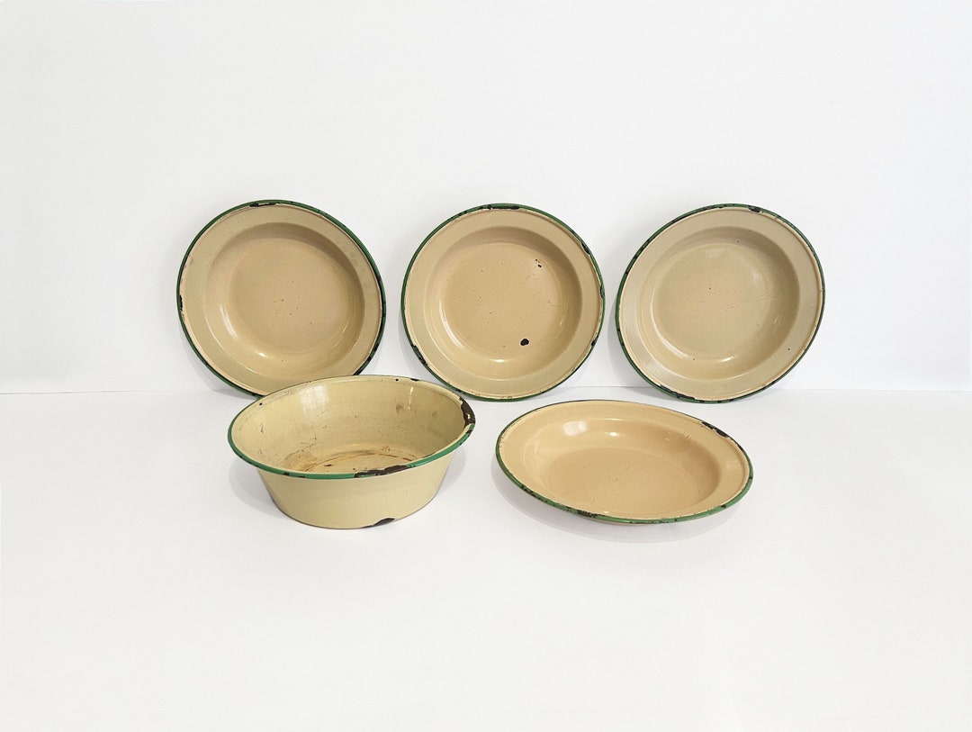 Lot of 5 Vintage Enamelware Plates and Bowl Beige/skin & Green Trim
