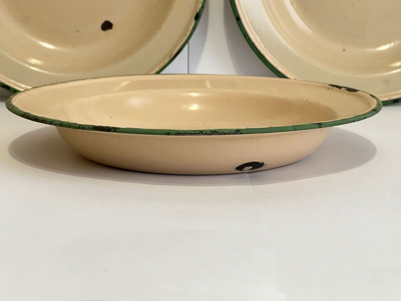 Lot of 5 Vintage Enamelware Plates and Bowl Beige/skin & Green Trim