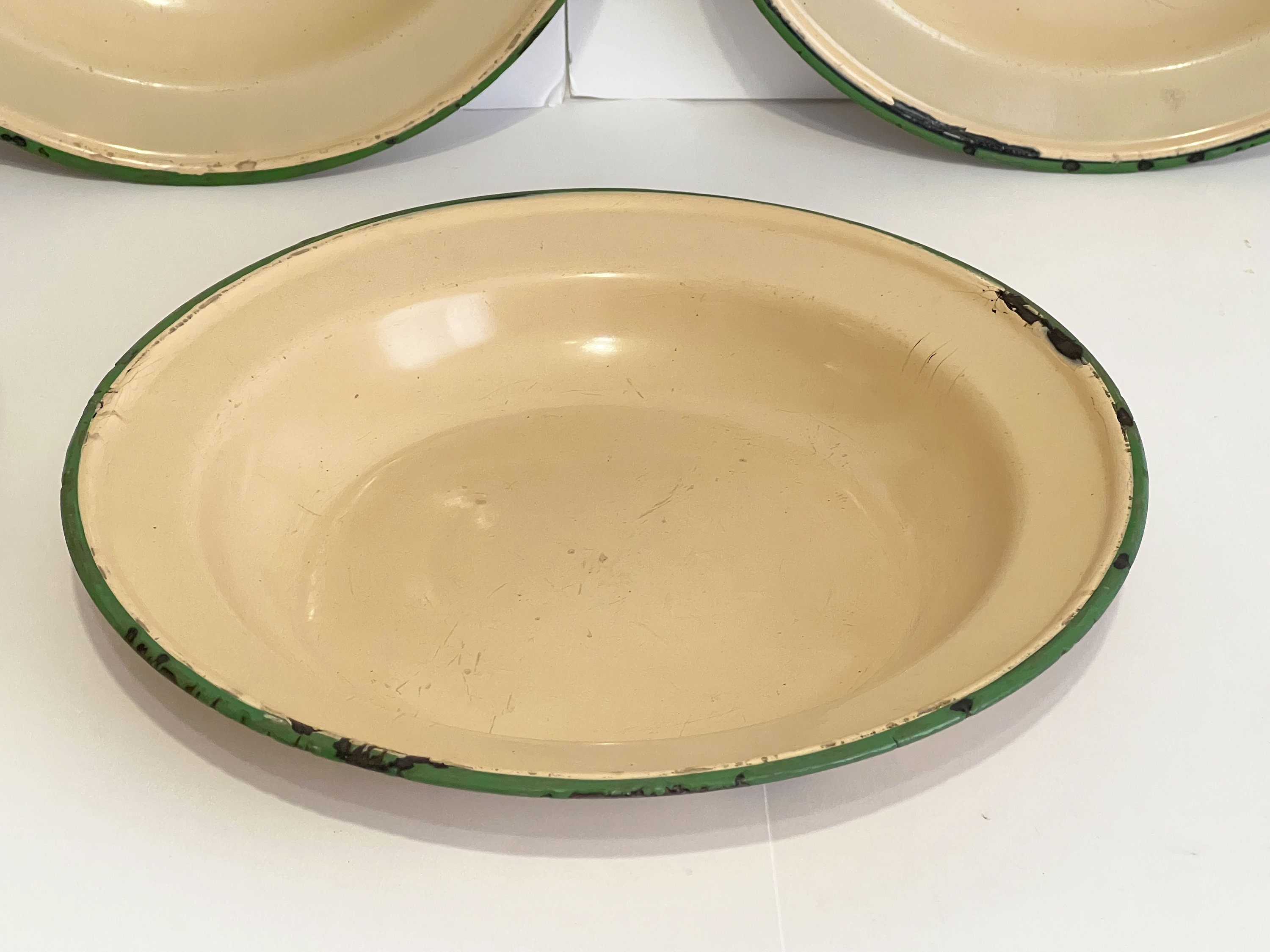 Lot of 5 Vintage Enamelware Plates and Bowl Beige/skin & Green Trim