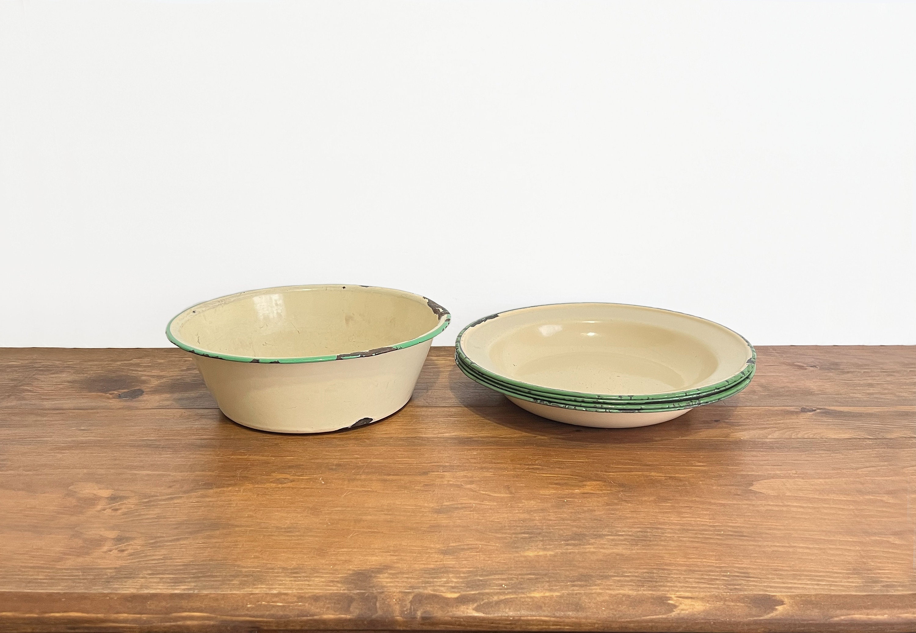 Lot of 5 Vintage Enamelware Plates and Bowl Beige/skin & Green Trim