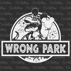 Puede incluir: Un diseño gráfico en blanco y negro de un dinosaurio con un sombrero de Mickey Mouse y sosteniendo un globo de Mickey Mouse. El dinosaurio está frente a un círculo blanco con fuegos artificiales y un castillo. El texto "WRONG PARK" está debajo del dinosaurio.