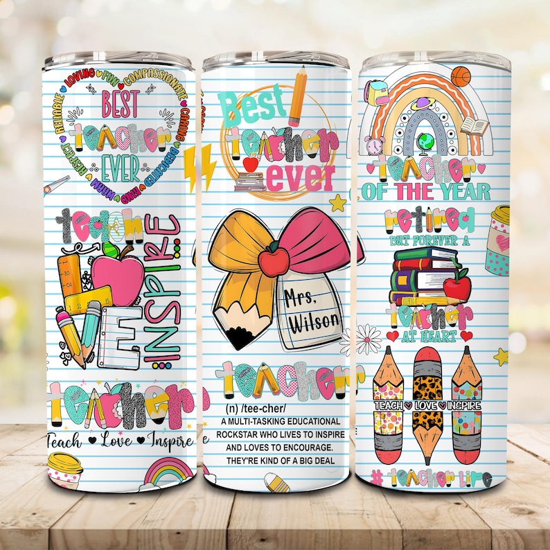 K&ouml;nnte beinhalten: Drei bunte Edelstahlbecher mit Lehrer-Motiven. Der erste Becher zeigt ein Herz mit dem Text "Bester Lehrer aller Zeiten" und einen Regenbogen aus Schulutensilien. Der zweite Becher hat eine Schleife, einen Bleistift und den Text "Bester Lehrer aller Zeiten" mit dem Namen "Frau Wilson". Der dritte Becher hat einen Regenbogen, einen Basketball und den Text "Lehrer des Jahres" mit dem Text "Im Ruhestand, aber f&uuml;r immer ein Lehrer im Herzen".