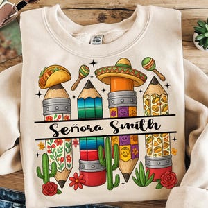 Gepersonaliseerde Maestra-shirt png, cadeau leraar Spaanse waardering, beste Maestra png, retro potlood leraar naam shirt png, leraar Spaans png