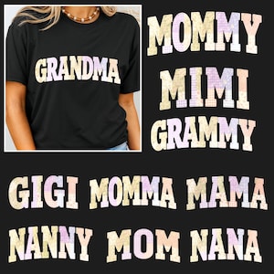 Könnte beinhalten: Schwarzes T-Shirt mit dem Wort "GRANDMA" in einer pastellfarbenen Schriftart mit Muster. Zusätzlicher Text enthält "MOMMY", "MIMI", "GRAMMY", "GIGI", "MOMMA", "MAMA", "NANY", "MOM" und "NANA" in ähnlichen Schriftarten.