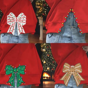 Könnte beinhalten: Vier rote Sweatshirts mit verschiedenen Weihnachtsmotiven auf der Rückseite. Die Motive umfassen eine Schleife, einen Weihnachtsbaum, eine Schleife mit Lichtern und einen Lebkuchenmann.