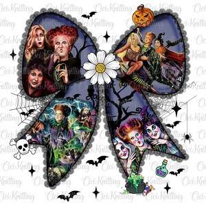 Op de afbeelding: Een decoratieve strik met een collage van afbeeldingen uit een Halloween-themafilm. De strik is versierd met afbeeldingen van heksen, een pompoen, vleermuizen en een spinnenweb. De strik staat tegen een donkerblauwe achtergrond met een witte madelief in het midden.