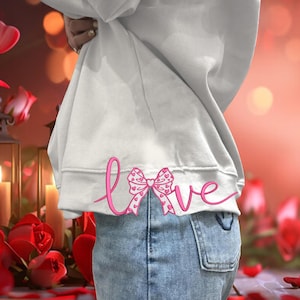 Kokette Seite Bogen Valentinstag Sweatshirt Stickerei, Liebe XOXO Stickdatei, Valentinstag Stickerei 6 Größen Sofort-Download