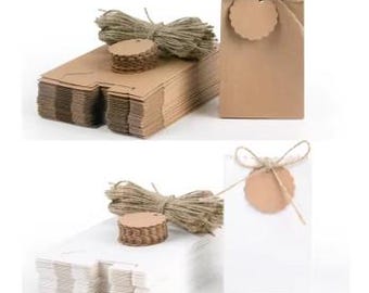 Könnte beinhalten: Zwei Stapel Papier-Geschenktüten, eine braun und eine weiß. Jeder Stapel liegt neben einer Rolle Schnur und einem Stapel runder Papieretiketten mit gewellten Rändern. Die Etiketten haben ein Loch oben und sind mit Schnur gebunden.