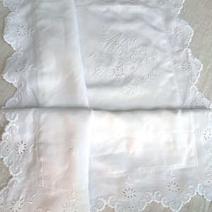 Seltenes Fundstück! Ein handgefertigter Kissenbezug aus französischem Vintage-Flachsleinen mit offenen und gezeichneten Bogenkanten und großem gesticktem Monogramm MO, 1900er Jahre