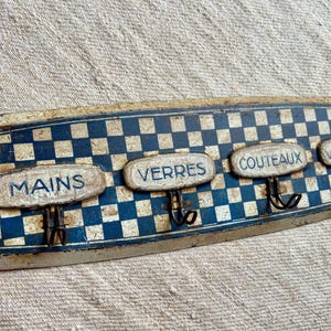 Ein Vintage Blechküchenhandtuchhalter mit vier Metallhaken und Anhängern aus Frankreich, Shabby Chic Home, French Country Decor, Lustucru Style, 1930er Jahre