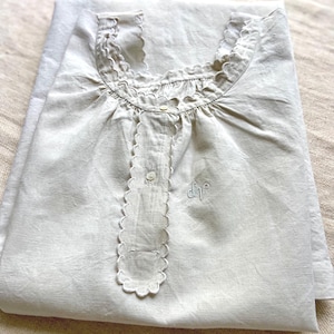 Authentic All Hand Gathered, Size M, French Antique Pure Hemp Linen, Rustic Linens Nightgown, Night Dress, Monogram DV, Scalloped Edge 1900s image 2
