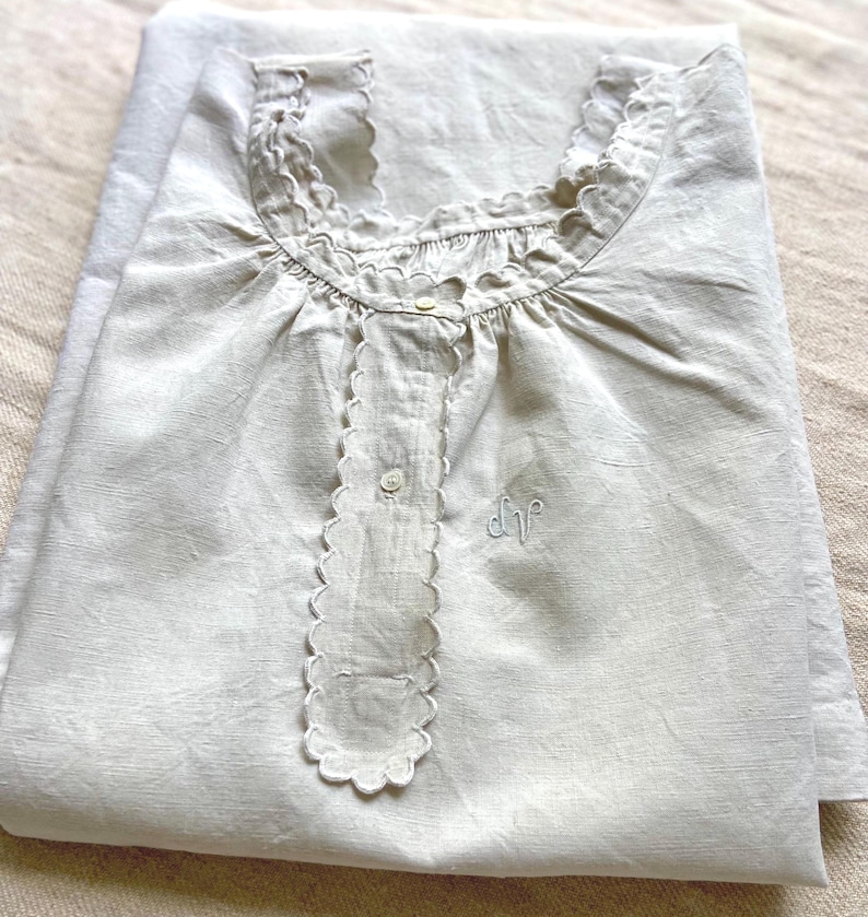 Authentic All Hand Gathered, Size M, French Antique Pure Hemp Linen, Rustic Linens Nightgown, Night Dress, Monogram DV, Scalloped Edge 1900s image 2