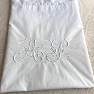 Raro ritrovamento! Federa francese fatta a mano in lino e cotone antico vittoriano con bordo smerlato, monogramma ricamato molto grande AP, periodo 1900