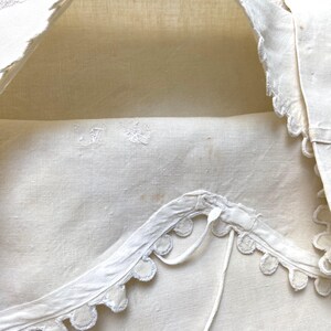 Camisón o bata de lino puro francés antiguo, auténtico, fruncido a mano, vestido rústico, monograma AD, prenda con borde festoneado, 1900. imagen 7