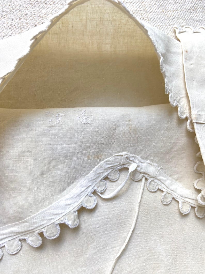 Camisón o bata de lino puro francés antiguo, auténtico, fruncido a mano, vestido rústico, monograma AD, prenda con borde festoneado, 1900. imagen 7