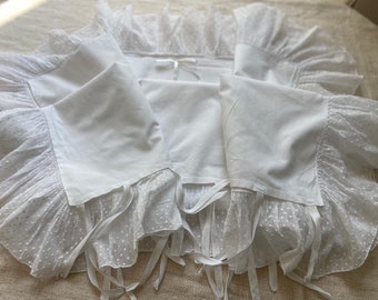 Une trouvaille rare ! Taie d'oreiller antique victorienne en coton tissée en lin avec bordure en voile et rubans, époque 1920