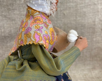 Santon de Provence habillé - la femme panier - 26 cm