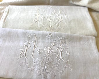 Magnifico lenzuolo da corredo antico francese in lino, misura king size, con fregio a traforo e grande monogramma ricamato a mano HP e FP, 1900.