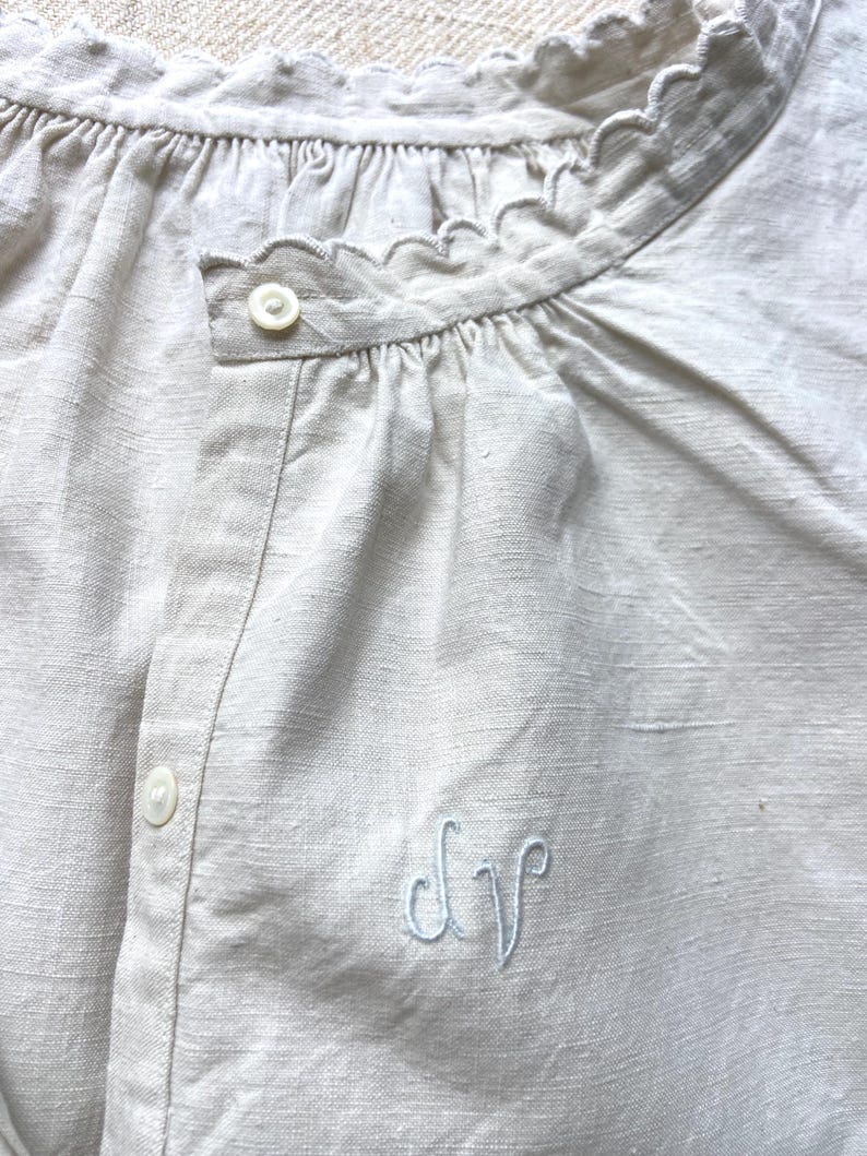 Authentic All Hand Gathered, Size M, French Antique Pure Hemp Linen, Rustic Linens Nightgown, Night Dress, Monogram DV, Scalloped Edge 1900s image 4