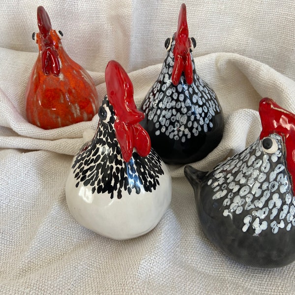 Poules en poterie sculptée à la main créée par un artiste local, animaux décoratifs en céramique de style campagnard, oiseaux décoratifs, créateur d'atelier local