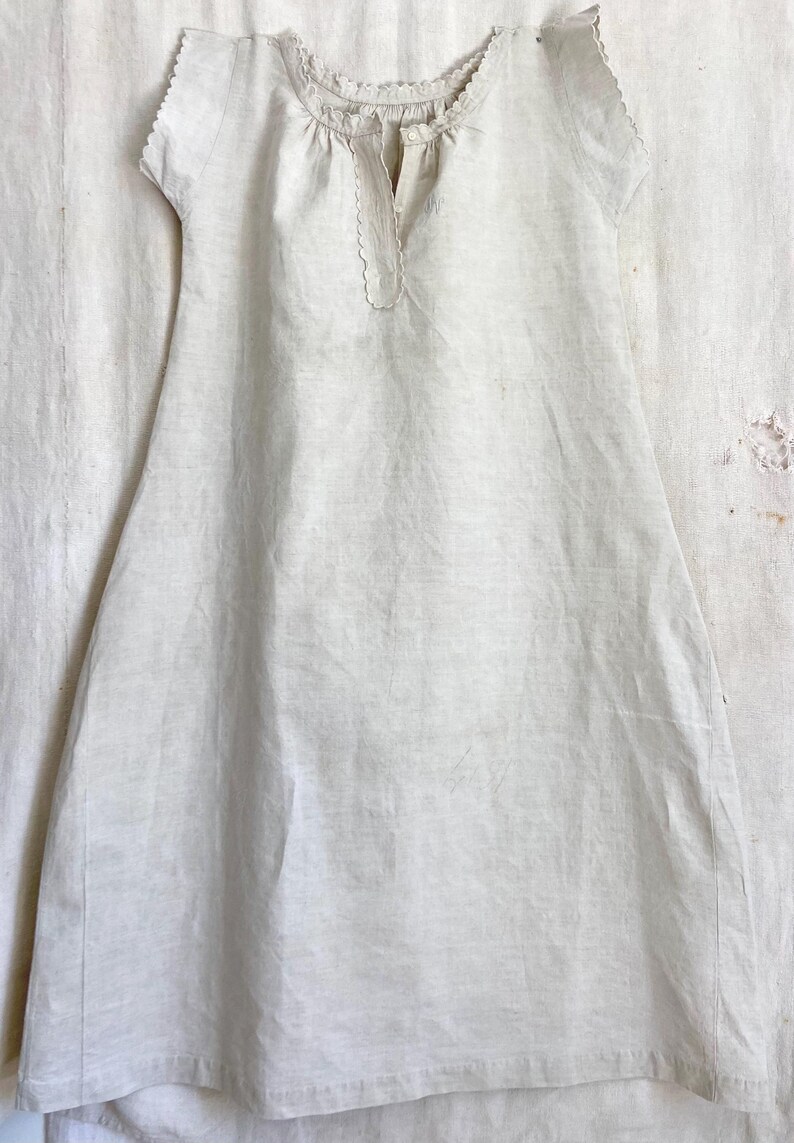 Authentic All Hand Gathered, Size M, French Antique Pure Hemp Linen, Rustic Linens Nightgown, Night Dress, Monogram DV, Scalloped Edge 1900s image 3