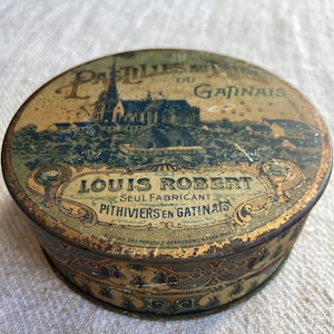 Round Antique Pastille de Miel Tin Box with Lid, French Country Kitchen Decor, Metal Storage, Green Patina Color, Pastilles Gatinais, 1900s