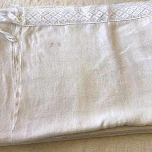 Mantel antiguo francés de lino y cáñamo, monograma FD, mantel de tela gruesa y rústica, cubrecama, bordes de encaje fruncidos a mano, 1900.