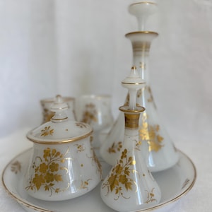 Zeer zeldzame opaline set van 6 stuks, antieke Franse witte en vergulde Napoleon III-periode, melkachtig opaline met gouden rand, waterkarafset, 1820