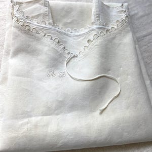 Camisón o bata de lino puro francés antiguo, auténtico, fruncido a mano, vestido rústico, monograma AD, prenda con borde festoneado, 1900. imagen 1