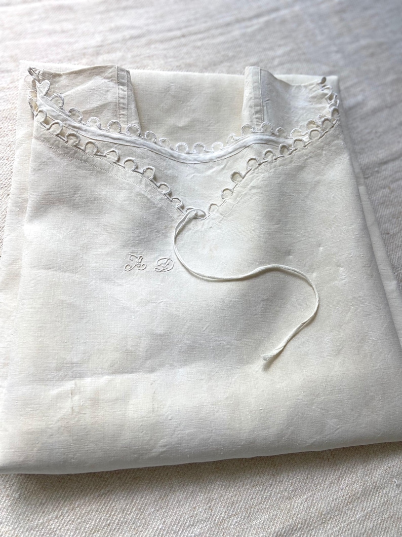 Camisón o bata de lino puro francés antiguo, auténtico, fruncido a mano, vestido rústico, monograma AD, prenda con borde festoneado, 1900. imagen 1