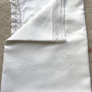 Een handgemaakte witte Franse antieke linnen linnen "en fil" kussensloop, mooie kanten rand met handwit kruisgestikt monogram AC, periode 1920