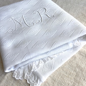 Een Franse antieke gewatteerde en diamanten damast linnen kussensloop met geborduurd monogram heer, broderie anglaise rand, lint jaren 1920