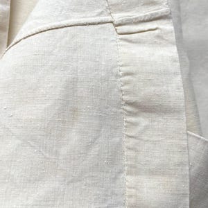 Camisón o bata de lino puro francés antiguo, auténtico, fruncido a mano, vestido rústico, monograma AD, prenda con borde festoneado, 1900. imagen 10
