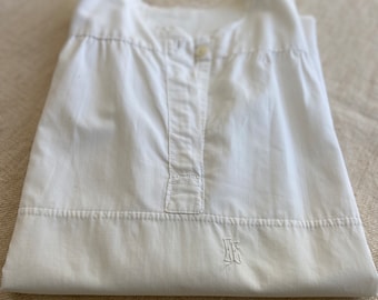 Ancienne chemise de nuit ou robe tunique en lin pur coton, manches longues, monogramme EE brodé blanc, chemise de nuit en lin rustique d'époque 1900, France