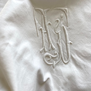 Een Franse vintage Metis-kussensloop met een handgeborduurd monogram AD, getrokken werk, periode 1920