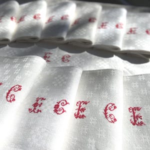 Lot de 11 serviettes de table en lin brodées anciennes, tissage damassé en damier, lin, cousu main, monogramme CE des années 1920 rouge Rhin