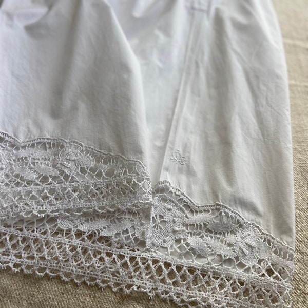 Une jupe-culotte longue fendue antique, un bloomer ou un short en coton et lin, bordure en dentelle au crochet avec monogramme brodé MC MC Années 1920