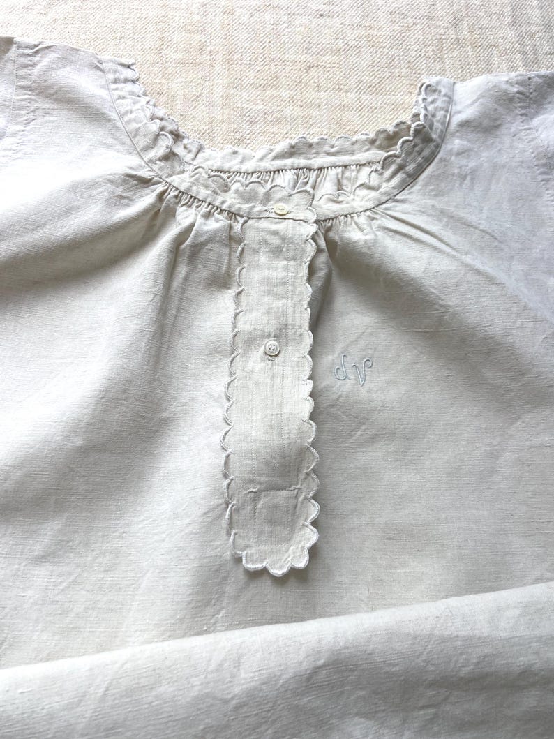 Authentic All Hand Gathered, Size M, French Antique Pure Hemp Linen, Rustic Linens Nightgown, Night Dress, Monogram DV, Scalloped Edge 1900s image 5