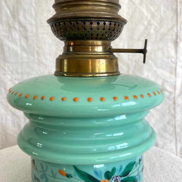 Französische antike grüne Opalöllampe, handbemalt, authentischer Messingbrenner und Docht, Jadefarbölbehälter, milchiges Glas 1900