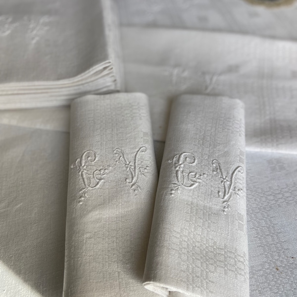 Ensemble de nappe et serviettes de table en lin damassé, coton et lin, housse de table brodée antique, et serviettes assorties, monogramme CV/GV des années 1920