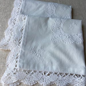 Un paio di federe in tessuto di cotone vintage in stile vittoriano francese, piccole quadrate abbinate, con bordo in pizzo all'uncinetto e applicazione all'uncinetto, anni '40