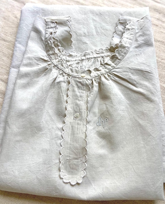 Authentic All Hand Gathered, Size M, French Antique Pure Hemp Linen, Rustic Linens Nightgown, Night Dress, Monogram DV, Scalloped Edge 1900s